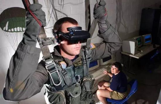 利用VR技术进行伞降训练的美军飞行员。
