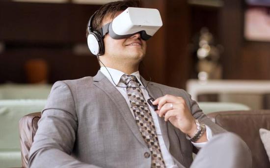 高端商务人士福利—阿联酋土豪航空公司在飞机上引入VR娱乐项目