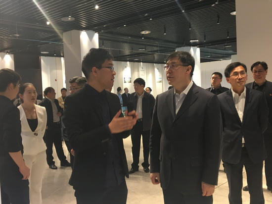 刘晓凯（左）为阴副市长（右）讲解NOLO VR技术